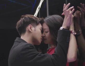 张若昀杜鹃十指相扣壁咚接吻网友喊话唐艺昕快来看