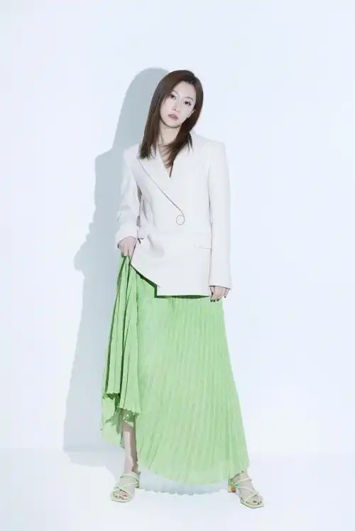 《我成功引起你的注意了》热播 余玥淡绿长裙写真初夏味道