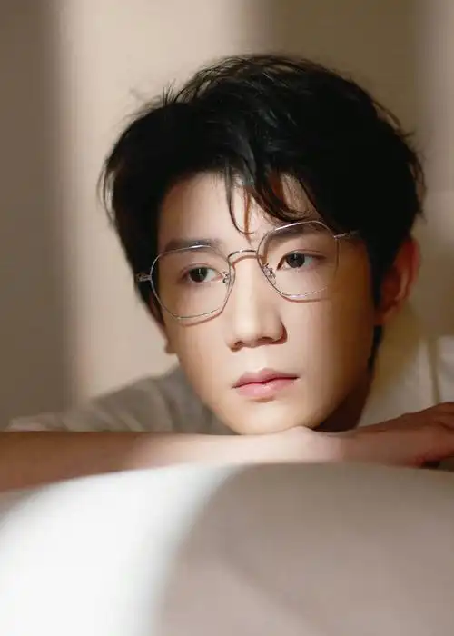 王源#王源这个眼镜杀真的杀到我了,从此小说斯文男主有脸了