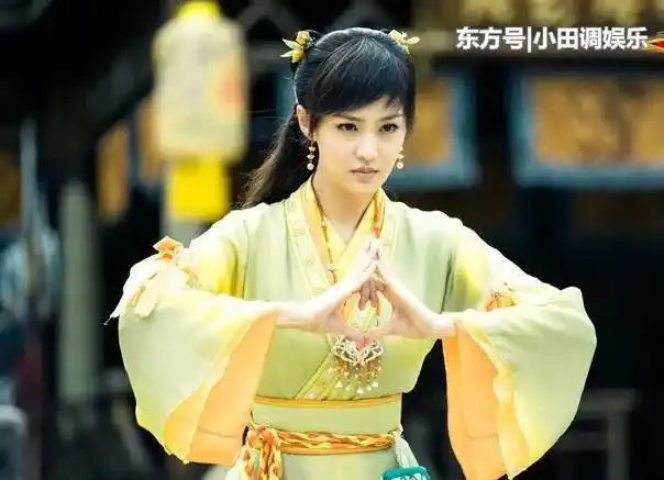 接下来就是杨幂与郑爽,两人在电视《古剑奇谭》中都有演出,其中杨幂