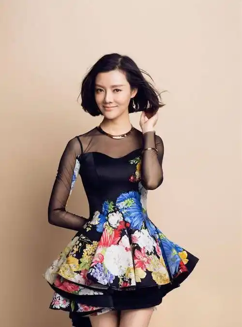 车晓终于穿"旗袍"了,天蓝色旗袍连衣裙配波波头,古典气质惊艳_绸缎