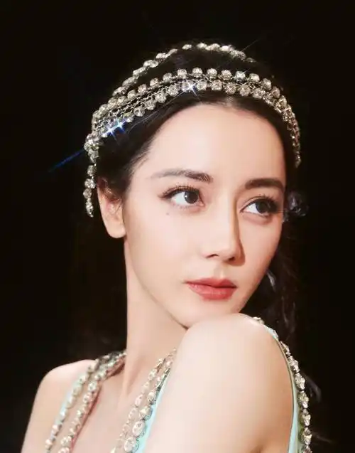 迪丽热巴的蓝色水晶钻裙看起来浪漫又轻盈,就像刚出水的美人鱼_连衣裙