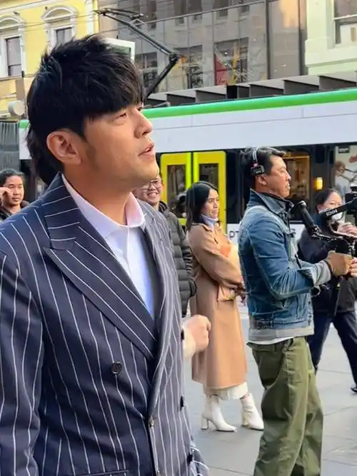 周杰伦街头录制新综艺,被吐槽苍老油腻,身材也发福不少_明星_事业