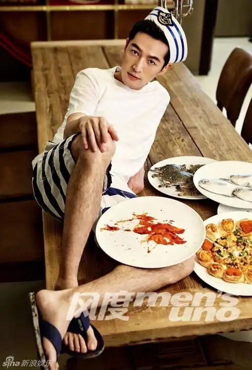 胡歌海洋学院风大片腿毛亮瞎眼