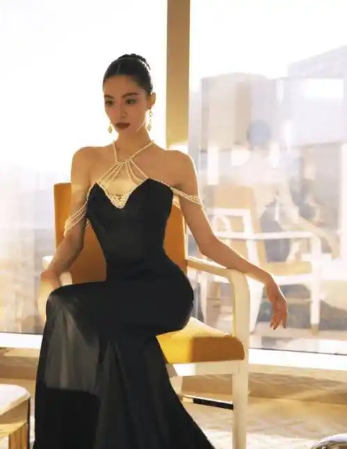 钟楚曦不愧是"潮流女孩",穿毒汁靴秀长腿,"衣架子"身材太加分_look