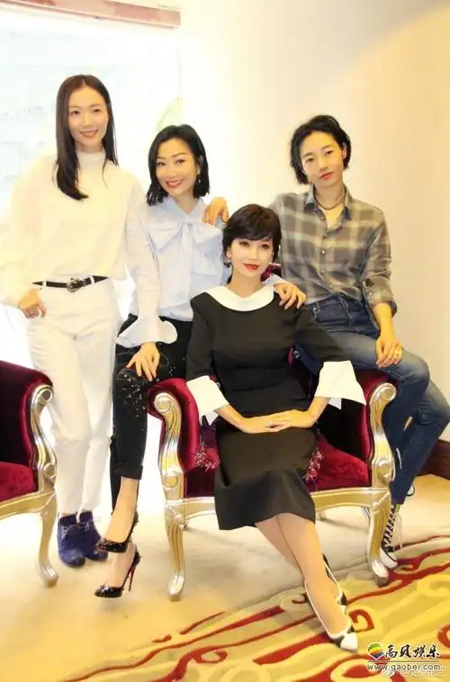 赵雅芝晒出与众多女明星合影照妆容精致端庄优雅气质非凡