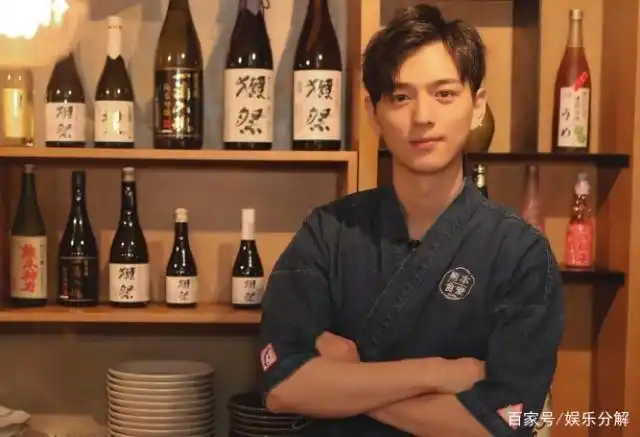 《亲爱的热爱的》中grunt饰演者不仅学历高,摘下眼镜后简直帅炸