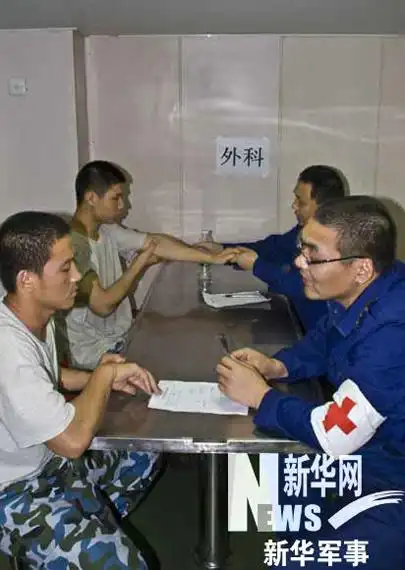 中国海军护航编队随舰医生为军人实施体检(图)