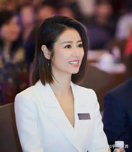 48岁林心如老到认不出,皮肤松弛鼻子变样,提及霍建华一脸娇羞