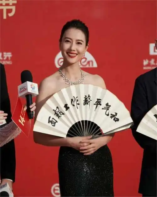 北京这一夜,49岁林志玲和44岁高圆圆同框,输得很彻底