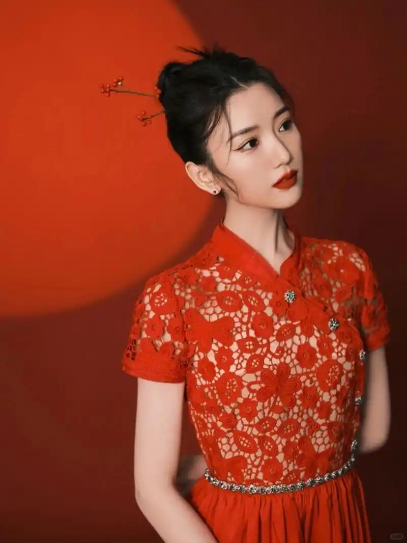毛晓彤的一身红色蕾丝连衣裙真的让我眼前一亮.