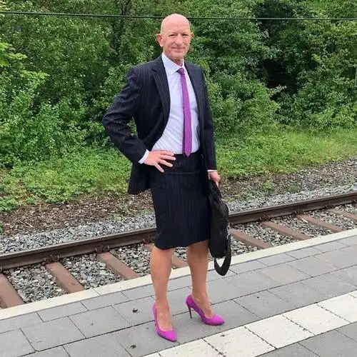 男人高跟鞋,紧身裙打扮,大胆经典有线条,眼前一亮