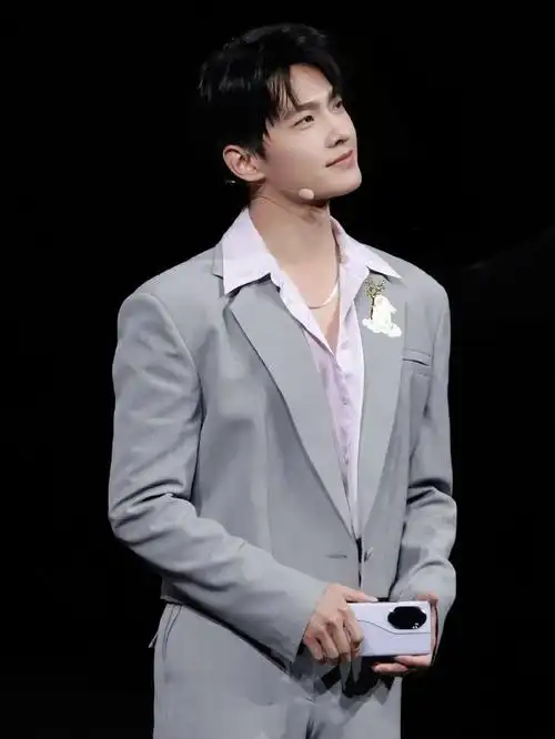 杨洋超话,#荣耀100系列全球代言人杨洋#你是我的满分荣耀@杨洋