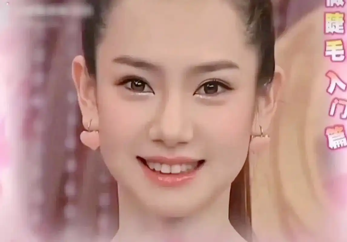 戚薇年轻的时候五官真好看!