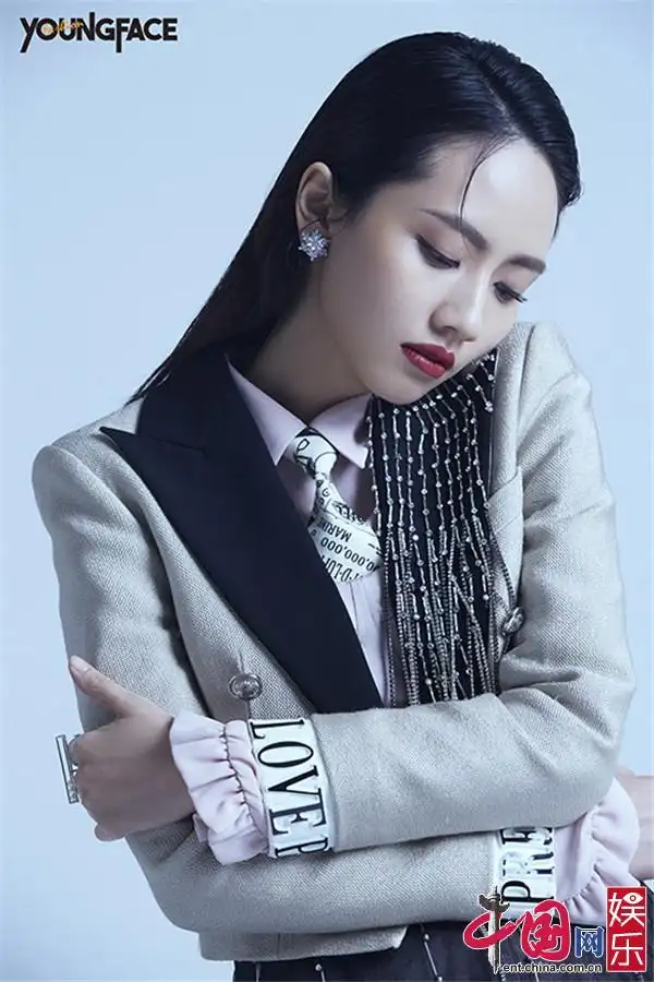 刘惜君暖春时尚大片曝光可甜可盐释放多重魅力