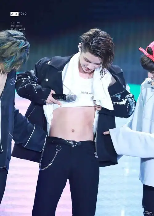 16岁justin黄明昊撩衣炫腹,引成员好奇,粉丝:腹肌呢?