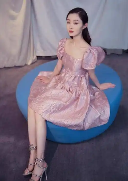 宋轶对外公布自己的个人数据,体重不到90斤,升高却有168,这样纤瘦的