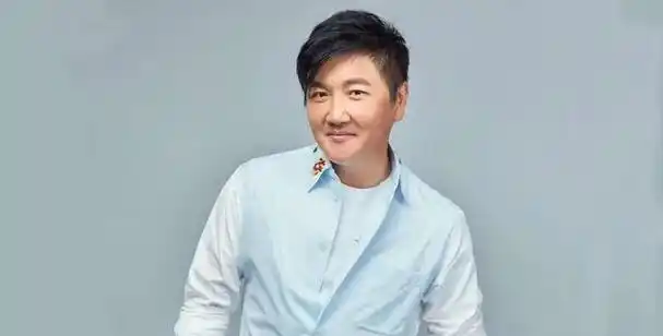 姚刚是一位老戏骨,他以出色的表演技巧在《罪域》中扮演了兆辉煌,在