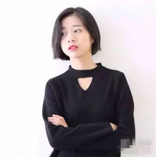 侧分 波波头短发,看起来就很清爽,配合头发自然的卷曲,一下子气质就