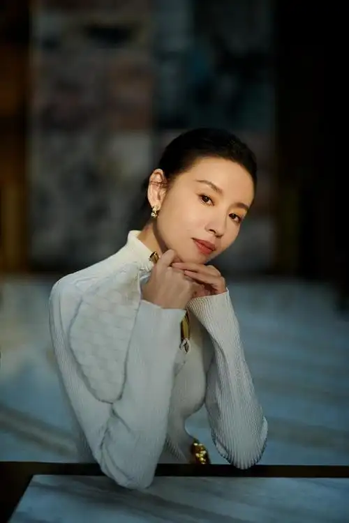 董洁盘发造型简约干练 侧颜优越精致迷人