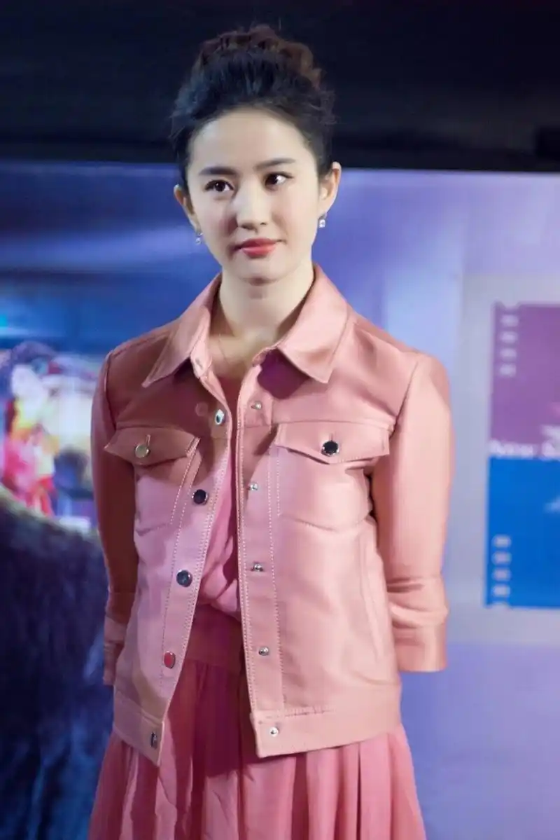 刘亦菲早期丸子头美照,水嫩的脸蛋甜美的笑容,不愧是神仙姐姐,太美了!