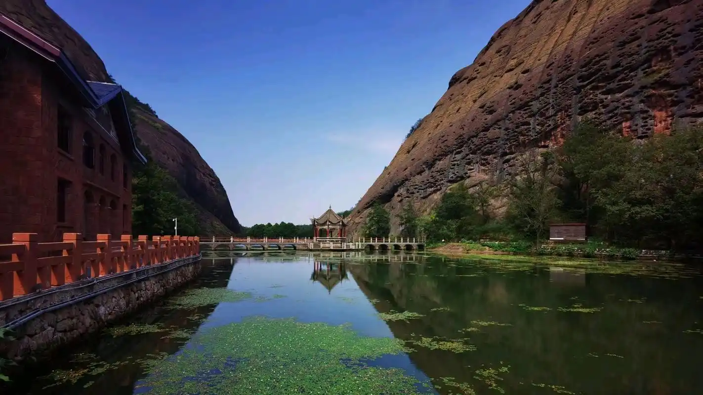 它位于江西省弋阳县城区西南部,是世界地质公园龙虎山—龟峰地质公园