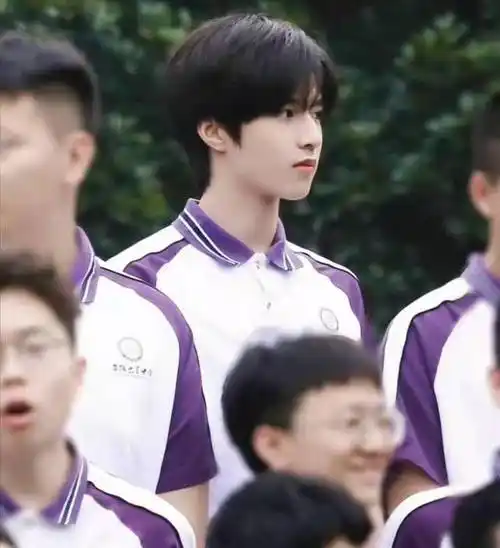 被年龄所困住,反而因为年纪小,常常能听到这样的声音"刘耀文才十五岁?