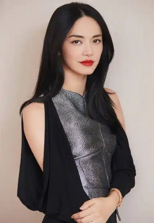 作为南方人,姚晨的身高确实很高,169cm,而令人惊叹的是,她还拥有好