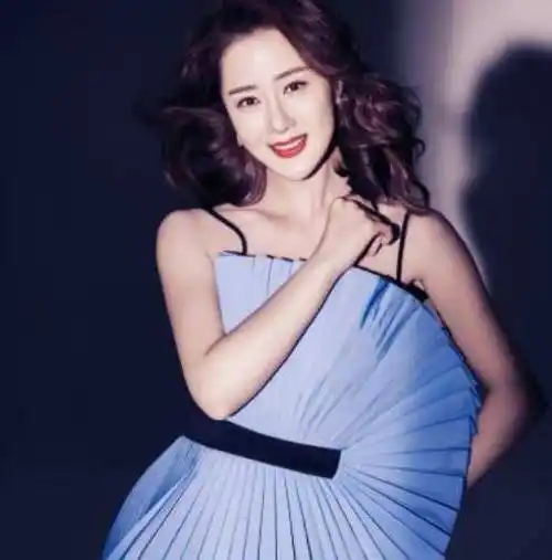 2014年,李依晓参加印小天生日会,当场被宠物狗咬到"毁容"_叶璇_言论