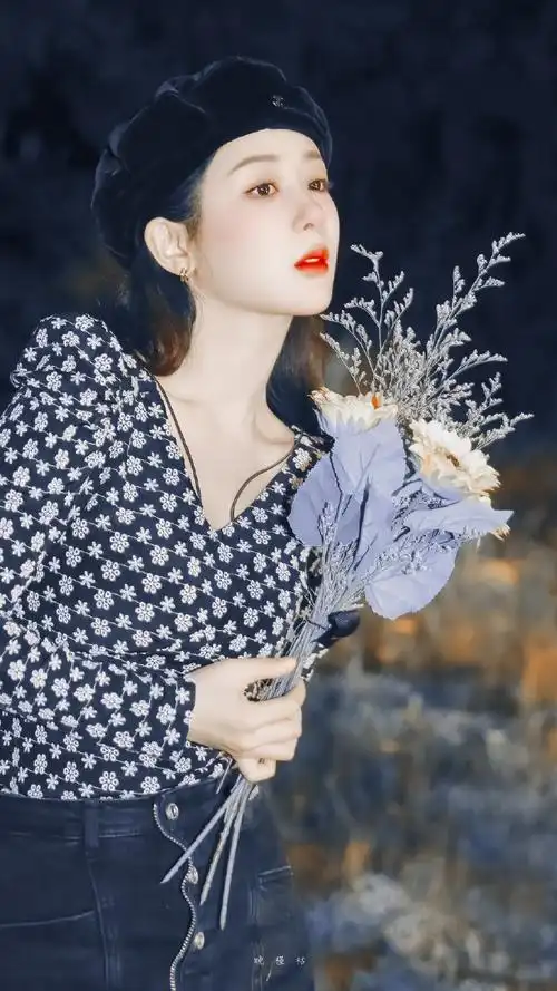 杨紫#这么奶乎的向日葵女郎不拿来做壁纸怪可惜的