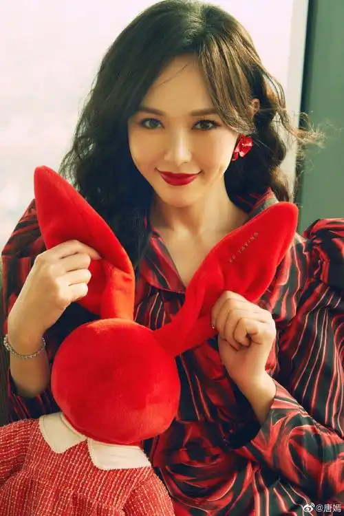 唐嫣红裙造型新年贺图