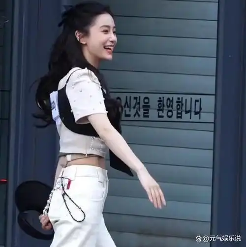 杨颖再现素颜睡衣造型 网友:比25岁还美!