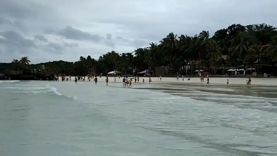 台湾女游客在长滩岛穿比基尼被罚款,菲警方:她只穿了根绳子!