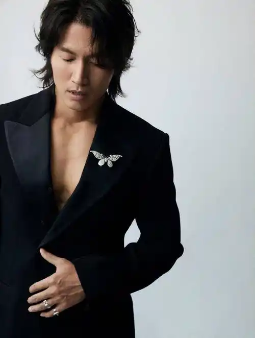 当黄轩和言承旭同样裸穿西装,终于见识"耍帅"与"真帅"