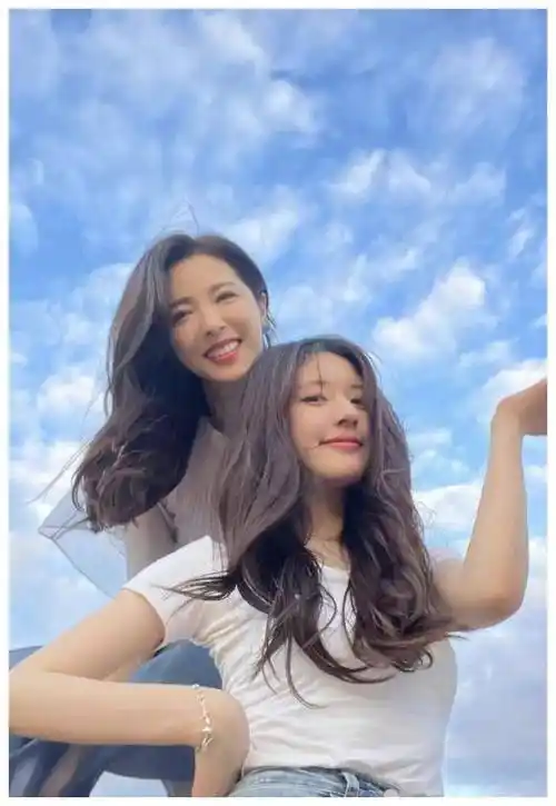 年龄不是问题25岁赵露思和47岁曾黎合照一个像网红一个像明星