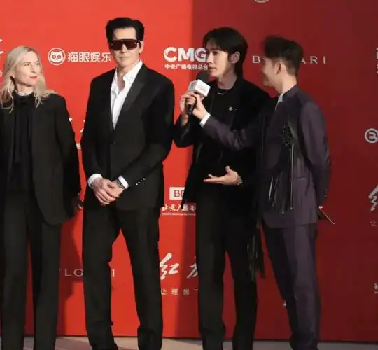 这一夜,63岁费翔秒了36岁朱一龙,才知道啥是身高带给男人的霸气