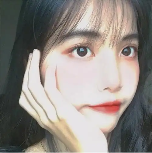 脸肉肉的小可爱女生