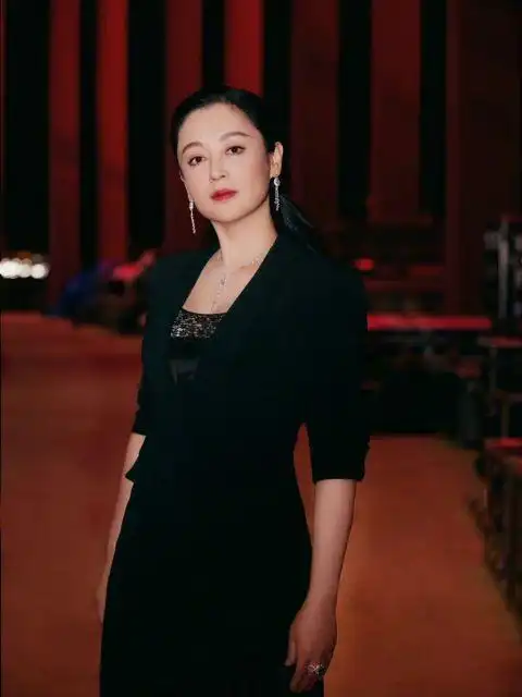 52岁陈红身穿简约黑色长裙亮相北京电影节低马尾造型干练优雅