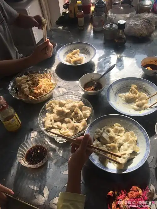 全家人一起围坐吃饺子～～幸福快乐