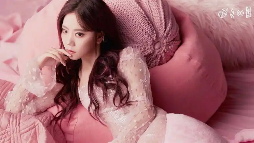 火箭少女101粉色梦幻高清桌面壁纸