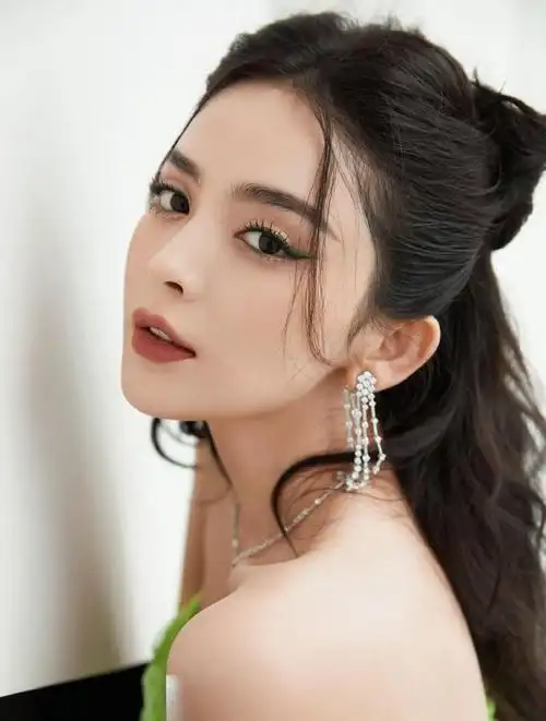 古力娜扎工作室分享一组写真美照 , 魅力十足