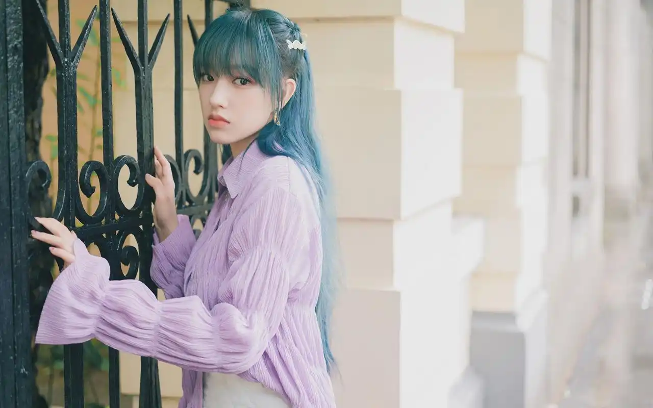 程潇香芋紫漫画风高清桌面壁纸