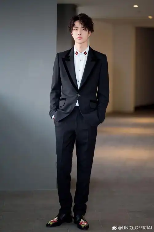 王一博分享191217甜甜的那年今日录制节目嫩的能掐出水出席活动已是