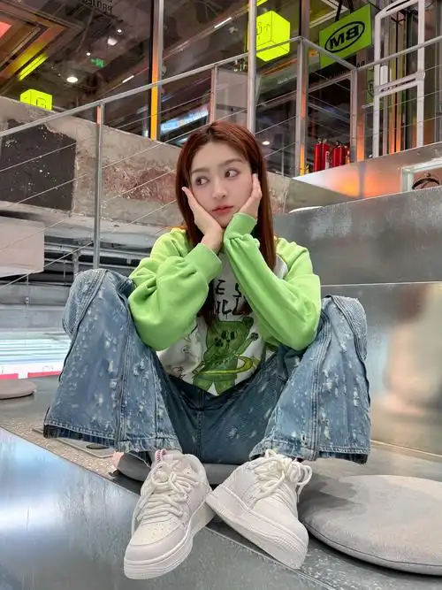 早春必备小白鞋 搭配牛仔裤很活力