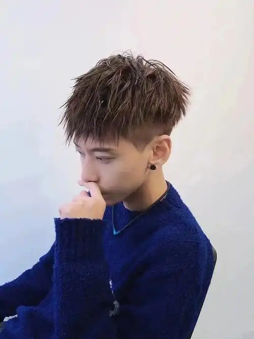 男士烫发发型头发少的塌的发型首选