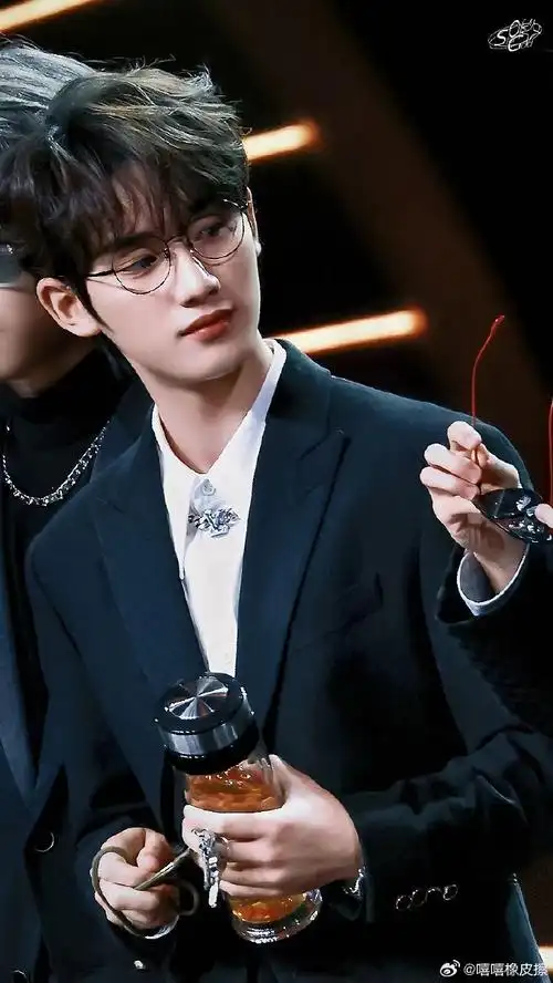 丁程鑫戴眼镜好奶##果然是时代少年团的心头镜##女大有自己的早八三