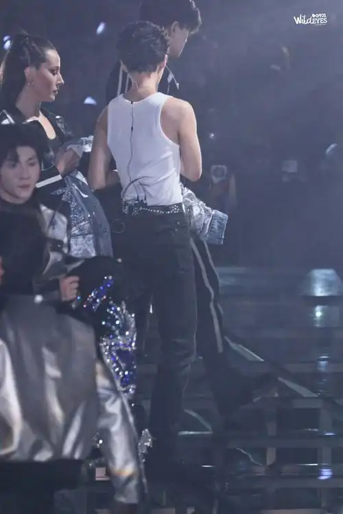 王俊凯平时没少健身吧#  是咧,是很有劲儿,肌肉不少  可以一拳打乓换