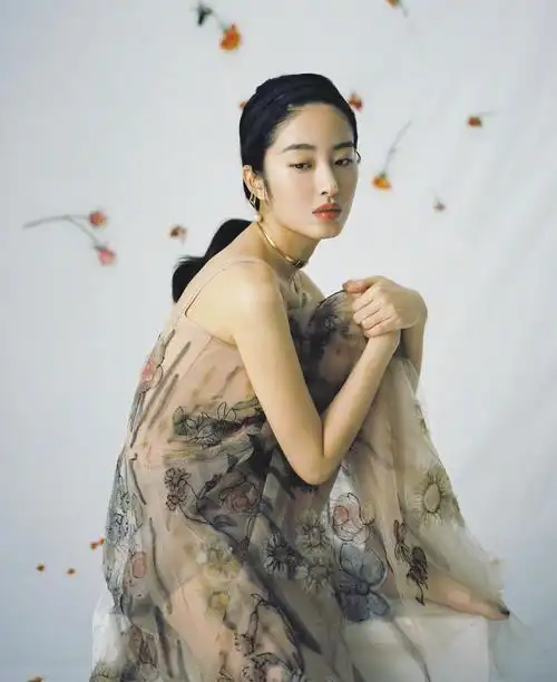 美女明星杨采钰的性感写真大片-爱读书