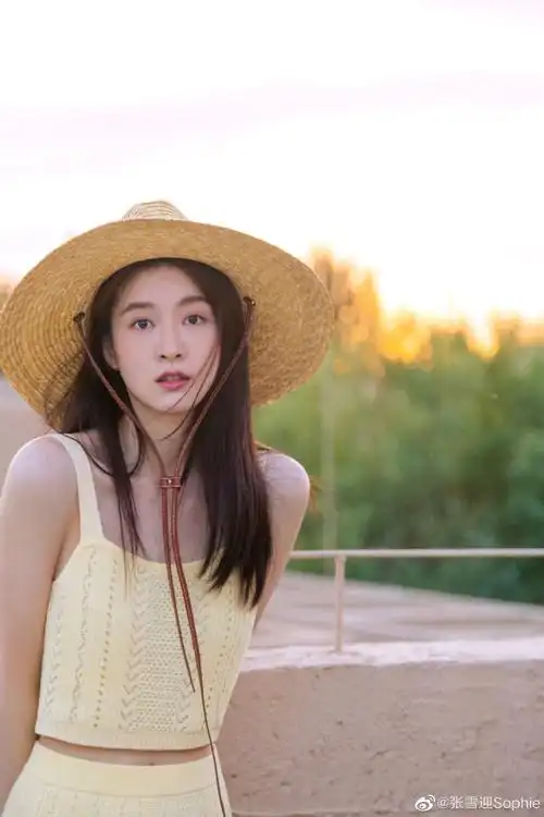 张雪迎草帽造型