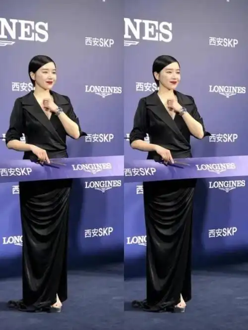 别看阚清子个子不高,但气场真挺强的,一袭黑色衬衫裙似女强人